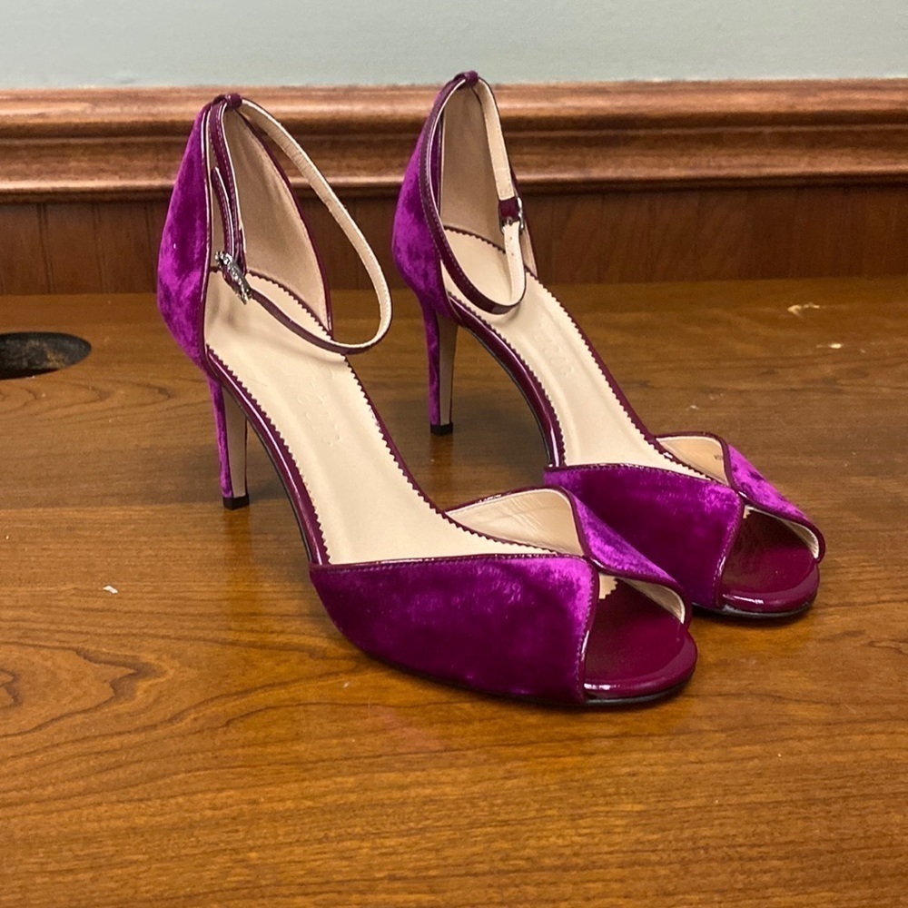 J Crew Rylie peep-toe heels in velvet
Item BM719